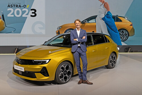 Opel Astra und Opel-Chef Uwe Hochgeschurtz.