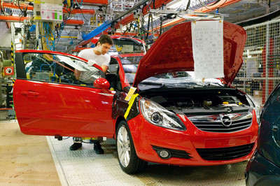Opel baut bis zu den Werksferien Mitte Juli 2010 insgesamt 16 000 Corsa mehr als geplant.