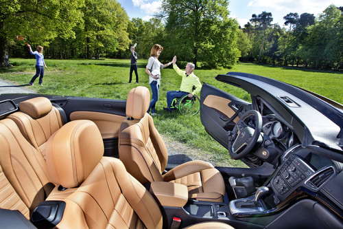 Opel bietet für Menschen mit Handicap passende Mobilitätshilfen auch für das Cabrio Cascada an.
