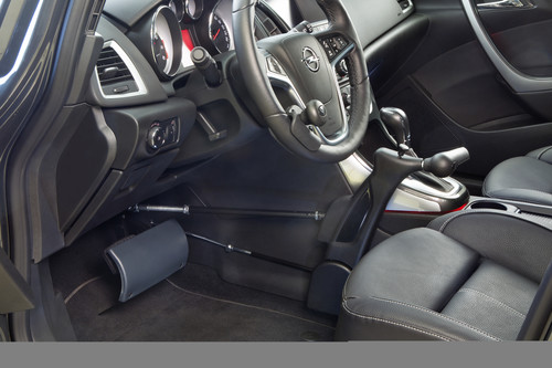 Opel bietet für Menschen mit Handicap passende Mobilitätshilfen auch für das Cabrio Cascada an: Handbedienung und Lenkrad-Drehknopf der Firma Veigel Automotive sowie Pedalabdeckung gegen ungewolltes Betätigen der Pedale.