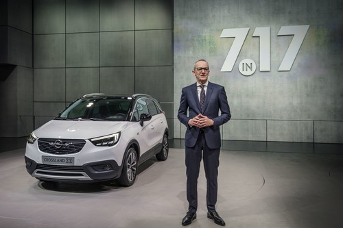 Opel CEO Dr. Karl-Thomas Neumann mit Opel Crossland X.