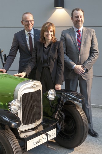 Opel-Chef Dr. Karl-Thomas Neumann, GM-Vorstandsvorsitzende Mary Barra und GM-Präsident Daniel Ammann (von links) an einem Opel Laubfrosch von 1924.