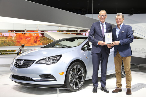 Opel-Chef Dr. Karl-Thomas Neumann (links) bekommt vor dem neuen Buick Cascada den „Connected Car Award“ von Tomas Hirschberger, Stellvertretender Chefredakteur von „Auto Bild“.