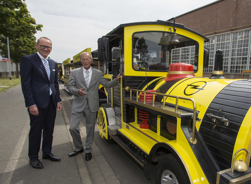 Opel-Chef Dr. Karl-Thomas Neumann (links) und  Hessens Staatsminister Axel Wintermeyer mit der „Hessentagsbahn“.