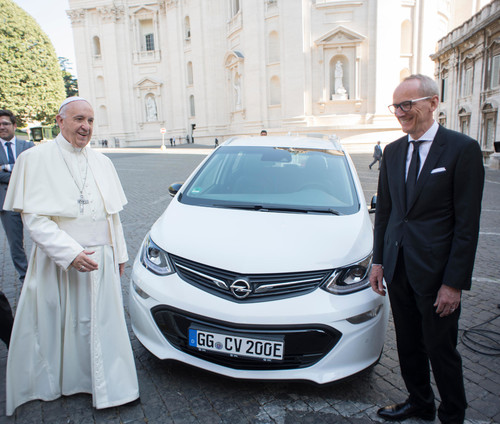 Opel-Chef Dr. Karl-Thomas Neumann überreicht einen neuen Ampera-e an Papst Franziskus.