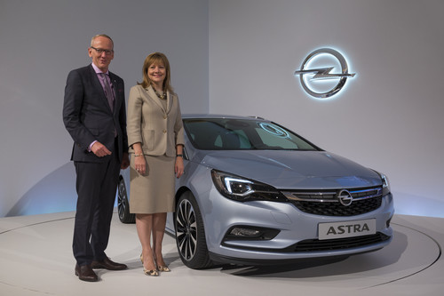 Opel-Chef Dr. Karl-Thomas Neumann und GM-Vorstandsvorsitzende Mary Barra präsentieren auf der 66. IAA den Opel Astra.