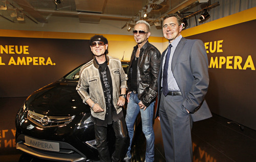 Opel-Chef Karl-Friedrich Stracke präsentierte im Vorfeld den beiden Scorpions-Bandmitgliedern Klaus Meine (links) und Rudolf Schenker das neue Elektrofahrzeug Opel Ampera.