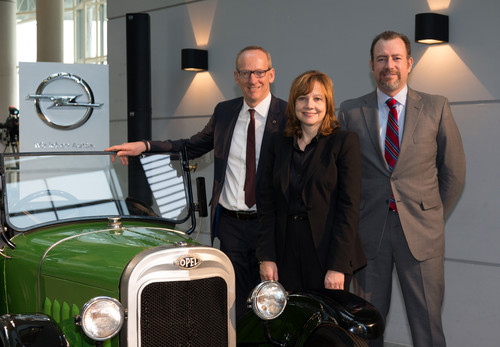 Opel-Chef Karl-Thomas Neumann, GM-Vorstandsvorsitzende Mary Barra und GM-Präsident Daniel Ammann an einem Opel Laubfrosch von 1924.