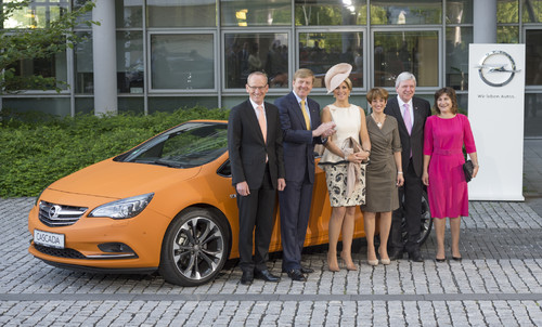 Opel-Chef Karl-Thomas Neumann mit dem Königspaar, dem hessischen Ministerpräsidenten Volker Bouffier und dessen Gattin Ursula. Ganz rechts im Bild: die niederländische Handelsministerin Liliane Ploumen.