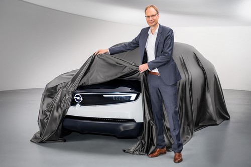 Opel-Chef Michael Lohscheller gibt einen kleinen Blick auf den GT X Experimental frei.