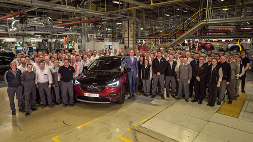 Opel-Chef Michael Lohscheller kam zum Produktionsstart des Grandland X Hybrid4 nach Eisenach.