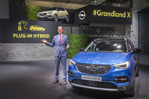 Opel-Chef Michael Lohscheller kündigt auf IAA den ersten Plug-in-Hybrid an – den Grandland X.