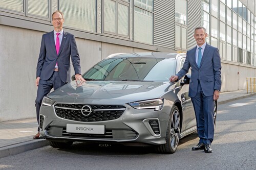 Opel-Chef Michael Lohscheller (links) und Oberbürgermeister Udo Bausch mit dem ersten Insignia des Modelljahrs 2021.