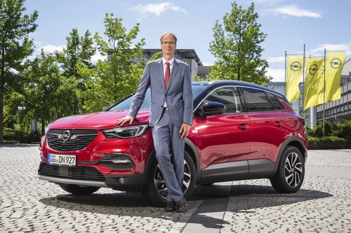 Opel-Chef Michael Lohscheller mit dem Grandland X, der ab 2020 auch als Plug-in-Hybrid gebaut wird.