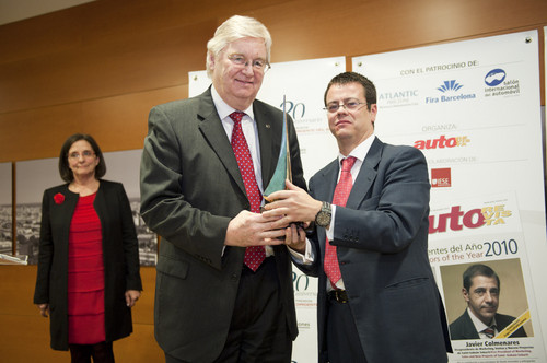 Opel-Chef Nick Reilly erhielt in Barcelona von Luis Miguel González (rechts), dem Direktor von „AutoRevista“, die Auszeichnung „Executive of the Year“.