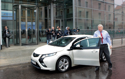 Opel-Chef Nick Reilly fuhr im Ampera zum Gipfeltreffen mit Bundeskanzlerin Angela Merkel.  
