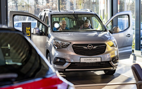 Opel Combo Life in einem Opel-Autohaus. 