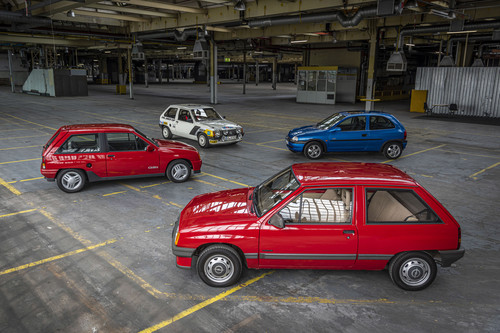 Opel Corsa A (vorn), Opel Corsa A GSi (links), Corsa A Cup (Mitte) und Corsa B 100 Edition (oben rechts). 