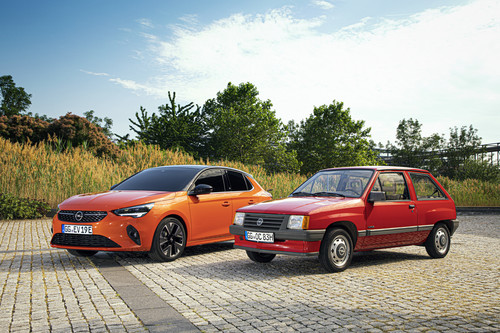 Opel Corsa F (2019) und Opel Corsa A (1983).