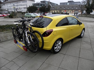 Opel Corsa mit dem ausziehbaren Lastenträger Flexfix.