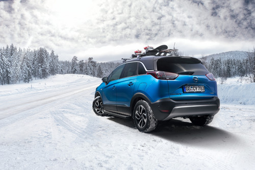 Opel Crossland X mit Dachträger für Snowboards.