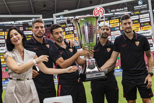 Opel-Cup 2019: Marketingchefin Christina Herzog übergibt den Pokal an den siegreichen Sevilla FC.