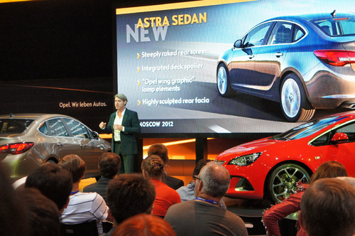 Opel-Designdirektor Malcolm Ward präsentiert in Moskau die neue Astra Limousine und die komplette modellgepflegte Baureihe.