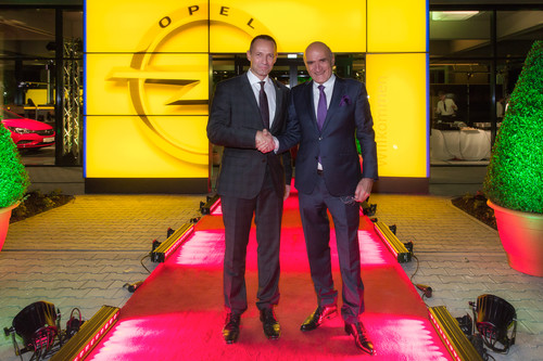 Opel-Deutschland-Chef Jürgen Keller (links) gratuliert Shahriar Pirzadeh, Inhaber von Delta Automobile, zur Eröffnung.