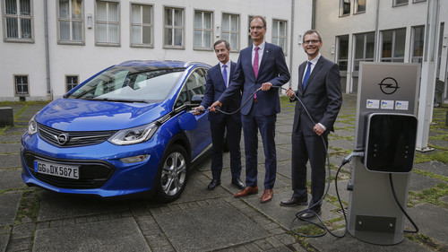 Opel, die Stadt Rüsselsheim und die Hochschule Rhein-Main starten ein gemeinsames Projekt zum Aufbau einer umfassenden Ladeinfrastruktur (von links): Bürgermeister Udo Bausch, Opel-Chef Michael Lohscheller und Professor Bodo A. Igler.