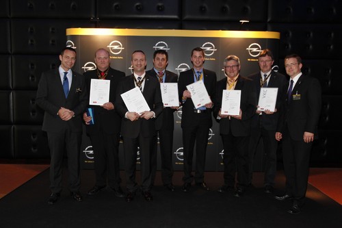 Opel ehrte jetzt die 25 besten Verkaufsleiter sowie die 100 erfolgreichsten Verkäufer innerhalb der Opel-Händlerorganisation. Die Sieger der Vertriebsregion Nord bekamen von Jürgen Keller, Direktor Verkauf und Marketing Opel Deutschland, ihre Urkunden überreicht.