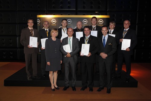 Opel ehrte jetzt die 25 besten Verkaufsleiter sowie die 100 erfolgreichsten Verkäufer innerhalb der Opel-Händlerorganisation. Die Sieger der Vertriebsregion Ost bekamen von Jürgen Keller, Direktor Verkauf und Marketing Opel Deutschland, ihre Urkunden überreicht.