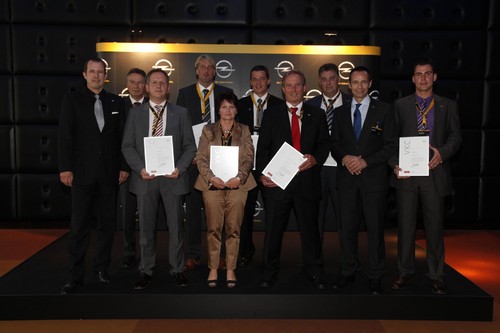 Opel ehrte jetzt die 25 besten Verkaufsleiter sowie die 100 erfolgreichsten Verkäufer innerhalb der Opel-Händlerorganisation. Die Sieger der Vertriebsregion Süd-Ost bekamen von Jürgen Keller, Direktor Verkauf und Marketing Opel Deutschland, ihre Urkunden überreicht.