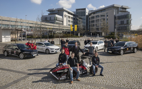 Opel-Entwicklungschef Christian Müller (Mitte, stehend) übergibt fünf Insignia Sports Tourer an die vom Autohersteller unterstützten Hochschulteams der Formula Student 2019.

