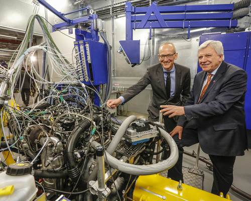 Opel-Entwicklungszentrum für Antriebssysteme in Rüsselsheim: Vorstandsvorstandsvorsitzender Dr. Karl-Thomas Neumann (l.) und Ministerpräsident Volker Bouffier bei der Einweihung.