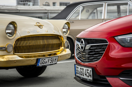 Opel-Flaggschiffe unter sich: Der Insignia Grand Spoirt von 2017 trifft auf den zweimillionsten Opel von 1956 – einen Kapitän mit goldfarbener Lackierung und mit 24-karätigem Gold überzogenen Zierteilen.