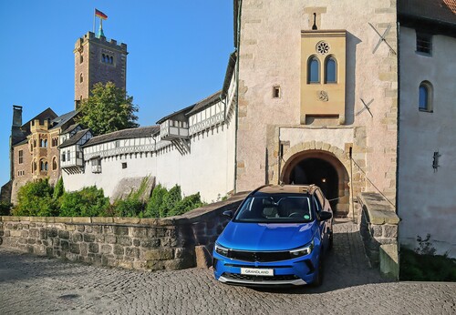 Opel Grand vor der Wartburg.
