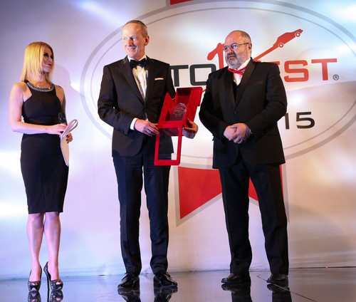 Opel Group CEO Dr. Karl-Thomas Neumann bekommt aus den Händen des "Autobest"-Präsidenten Ilia Seliktar (rechts) die Auszeichnung „Best Buy Car of Europe for 2015“ für den neuen Corsa. Moderatorin der Preisverleihung war die Schauspielerin und Sängerin Mila Elegovic.