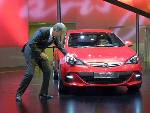 Opel GTC: Opel-Chefdesigner Mark Adams bei der "Detailarbeit"