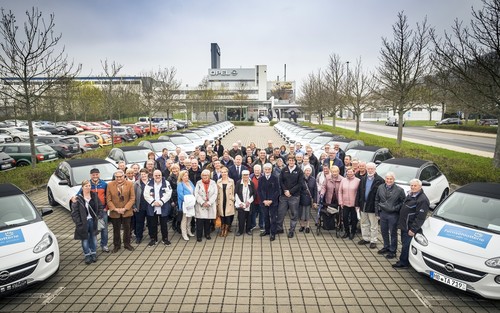Opel hat am Werk Eisenach 50 Adam Open Air an die Gewinner der ARD-Fernsehlotterie übergeben.