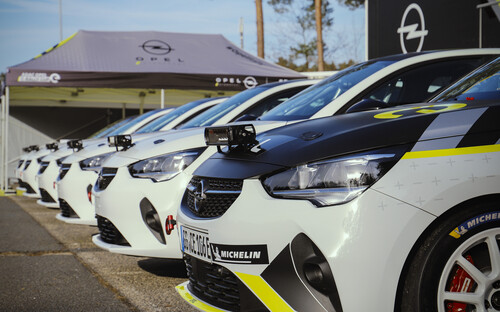 Opel hat im Test-Center Dudenhofen die ersten Corsa-e Rally an Kundenteams ausgeliefert.