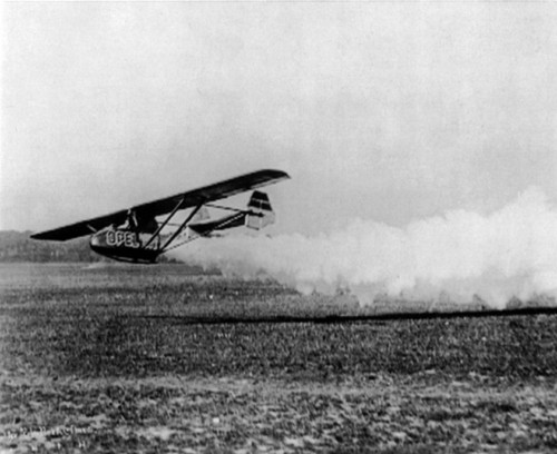 Opel hebt ab: Am 30. September 1929 unternimmt Fritz von Opel auf dem Frankfurter Rebstockgelände mit dem speziell konstruierten Flugzeug RAK1 den ersten bemannten und öffentlichen Raketenflug der Welt.