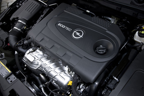 Opel Insignia: Mit einem Leistungsplus von 30 PS tritt der Zweiliter-Turbo mit Direkteinspritzung in Kombination mit Allradantrieb zum neuen Modelljahr an. 