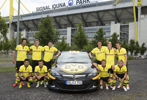 Opel ist „Offizieller Premium-Partner“ von Borussia Dortmund.