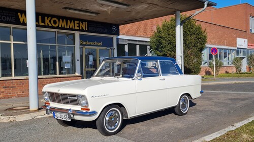 Opel Kadett A von 1962 vor dem Stammwerk in Rüsselsheim.