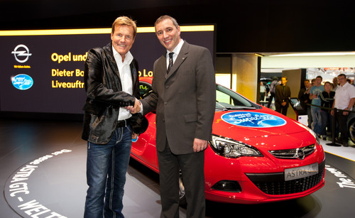 Opel kooperiert mit RTL: Dieter Bohlen und Opel-Marketingdirektor Andreas Marx gaben die Zusammenarbeit während der IAA in Frankfurt bekannt.