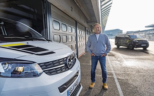 Opel-Markenbotschafter Joachim „Jockel“ Winkelhock am Vivaro mit Dekorset „Sportive“.