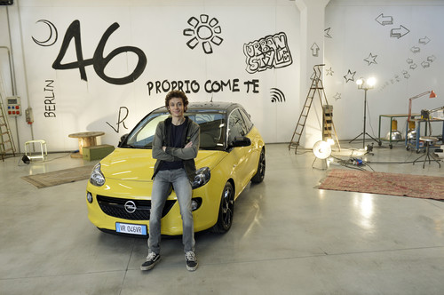 Opel-Markenbotschafter Valentino Rossi mit Opel Adam.