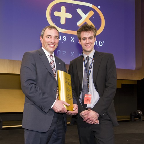 Opel-Marketing-Direktor Andreas Marx (links) bekommt den „Plus X Award“ von Laudator und Jury-Chef Timm Sandmeyer.