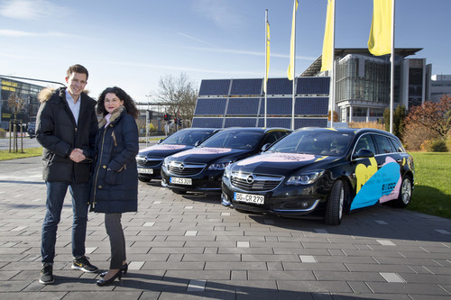 Opel-Marketingchefin Tina Müller übergab drei Insignia Sports Tourer an Daniel Nagel, Vorsitzender des Vorstands von „Jugend gegen AIDS e.V.“.