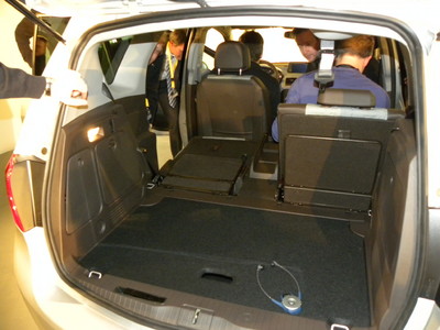 Opel Meriva: Das Umklappem der Sitze lässt sich nun mit einem Zug an einer Schlaufe erledigen.